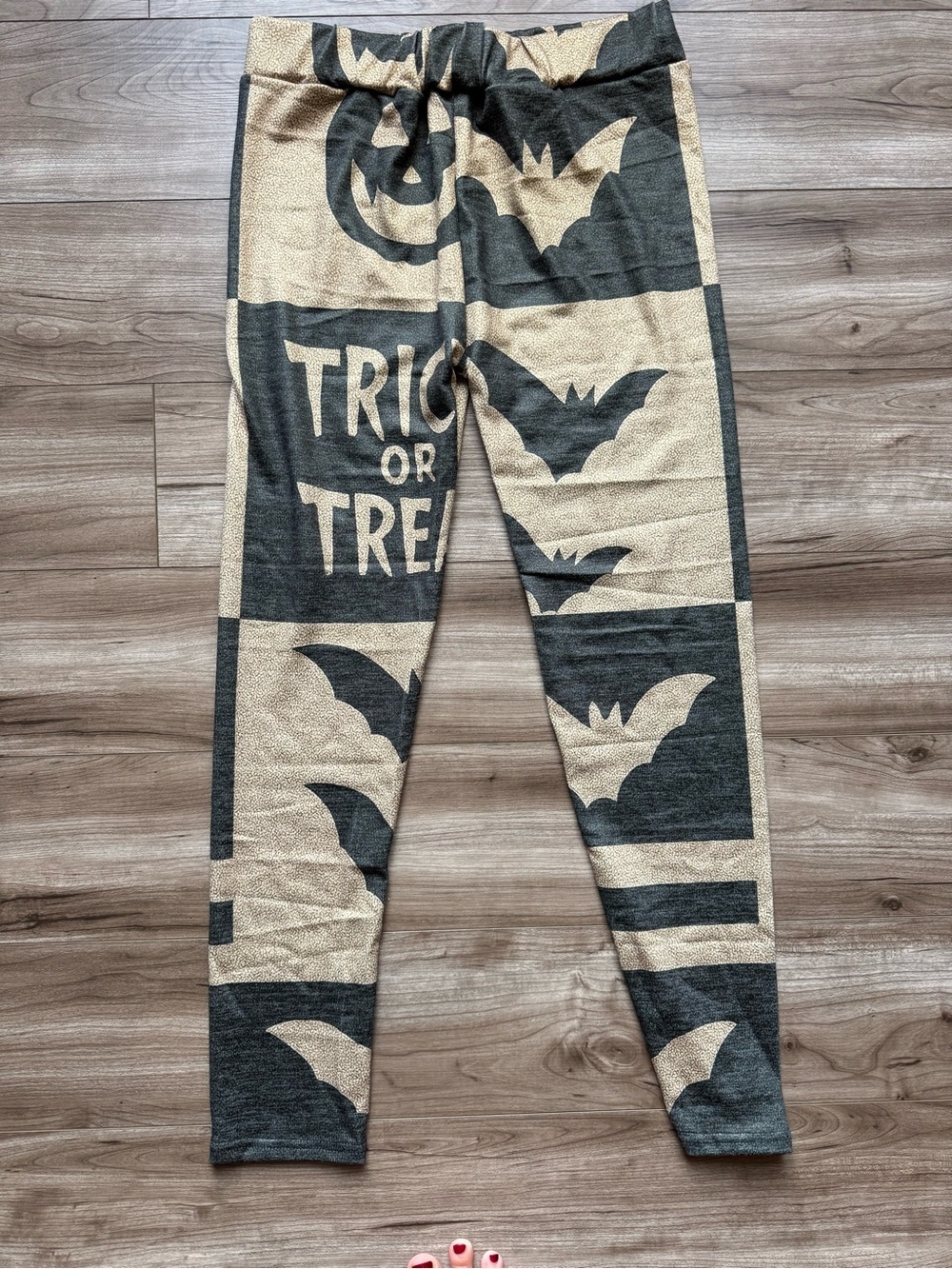 HALLOWEEN leggings, size Medium, gold black bats jack-o’-lantern